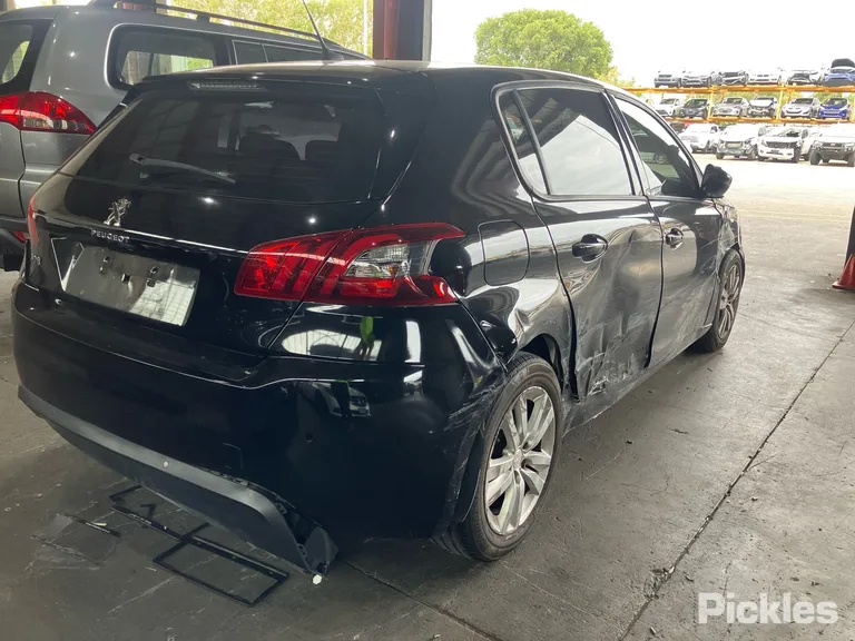 2018 Peugeot 308 Used VIN VF3LPHNWWJS266805 – photo 18