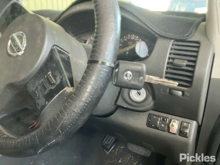 2008 Nissan Navara Damaged VIN VSKCVND40A0262853 – interior seats