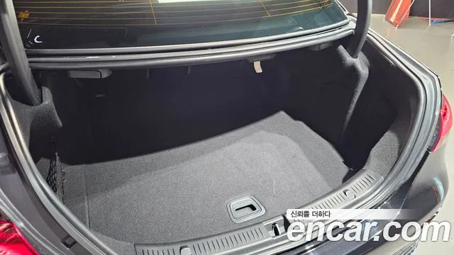 2022 Mercedes-Benz E-Class W213 E250 Exclusive Sold VIN W1KZF4FB5NB069306 – trunk area
