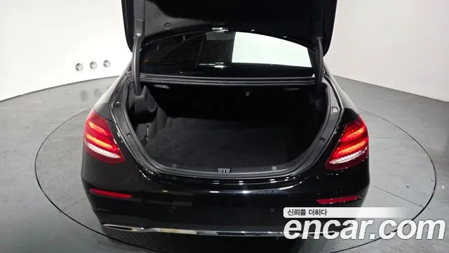 2020 Mercedes-Benz E-Class W213 E300 4MATIC AMG Line Sold VIN W1KZF4KB7LA843371 – interior seats