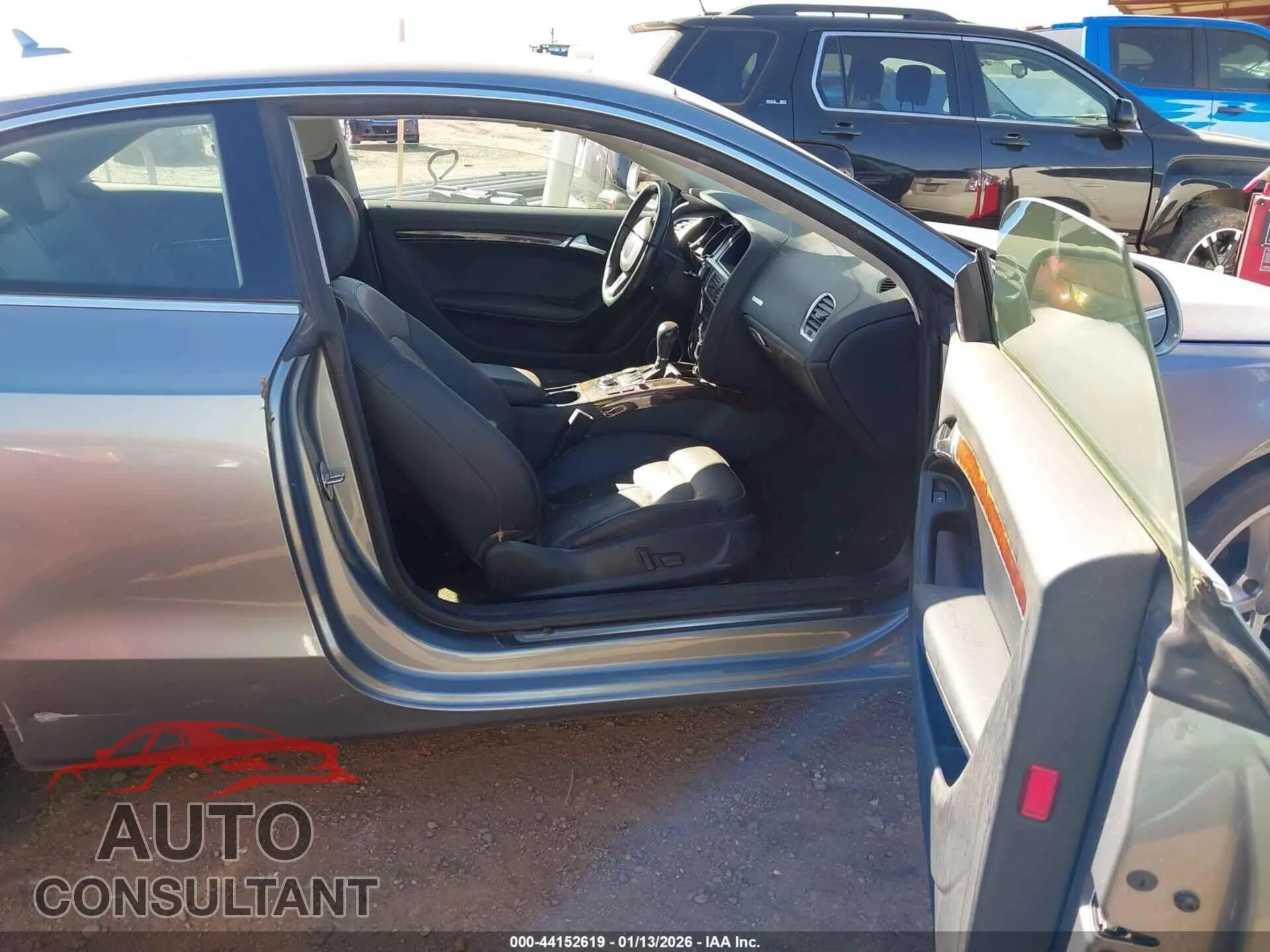 2009 AUDI A5 Damaged VIN WAUDK78T59A032336 – interior seats
