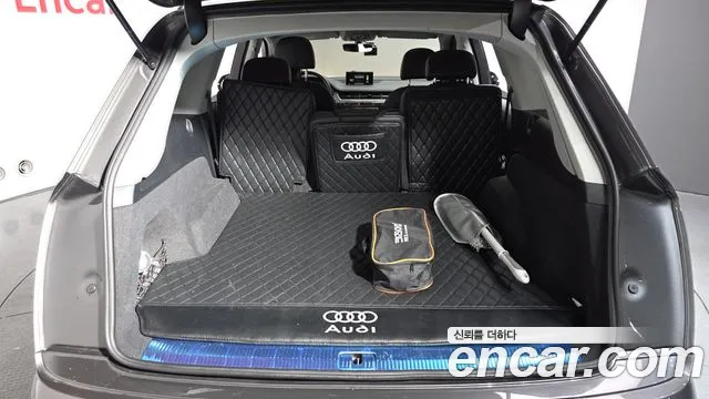 2019 Audi Q7 (4M) 45 TFSI Quattro Sold VIN WAUZZZ4M7KD045654 – trunk area 2019 Audi Q7 (4M) 45 TFSI Quattro Sold VIN WAUZZZ4M7KD045654 – trunk area