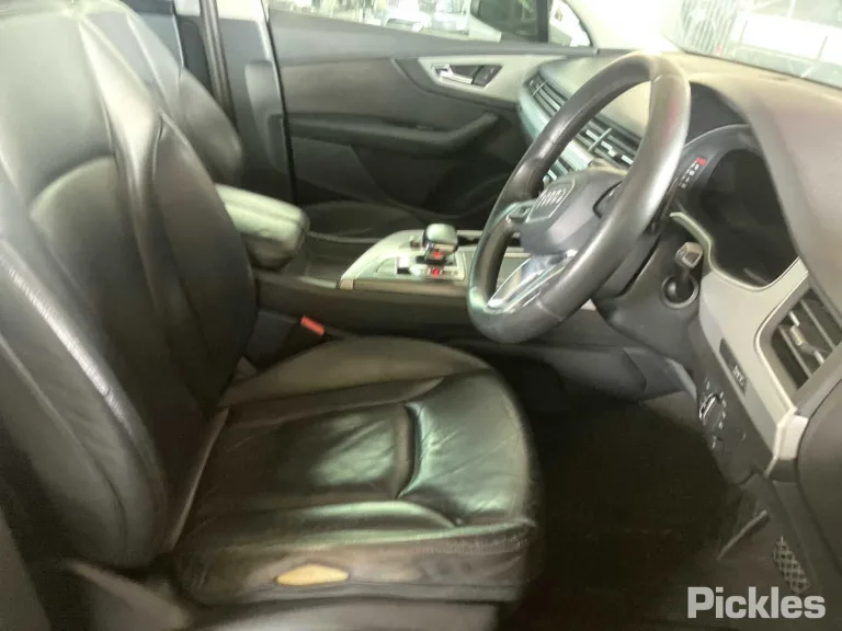 2015 Audi Q7 Damaged VIN WAUZZZ4M9GD014980 – interior seats
