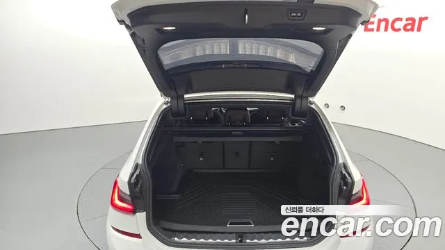 2022 BMW 3 Series (G20) 320i Touring M Sports Sold VIN WBA11ED05NFM55041 – trunk area 2022 BMW 3 Series (G20) 320i Touring M Sports Sold VIN WBA11ED05NFM55041 – trunk area