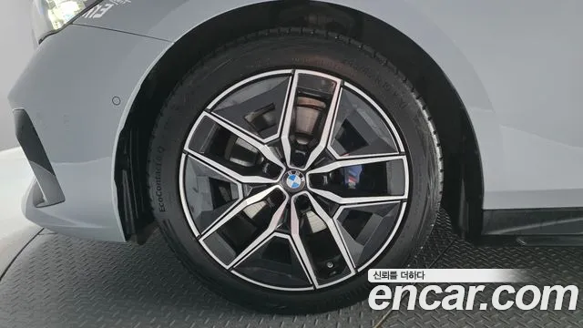 2025 BMW 5 Series (G60) 520i M Sport Sold VIN WBA21FJ07SCU68572 – interior seats