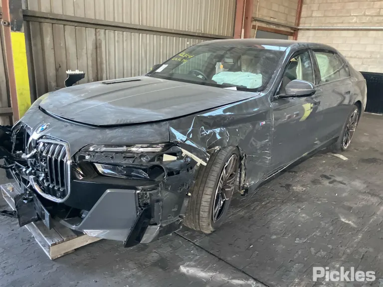 2022 BMW 740i Damaged VIN WBA22EH0X0CL11192 – interior seats