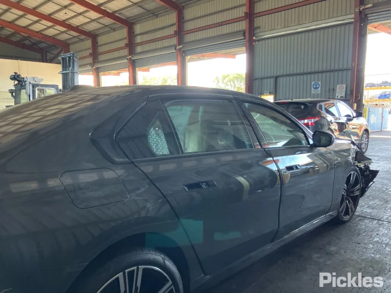 2022 BMW 740i Damaged VIN WBA22EH0X0CL11192 – trunk area