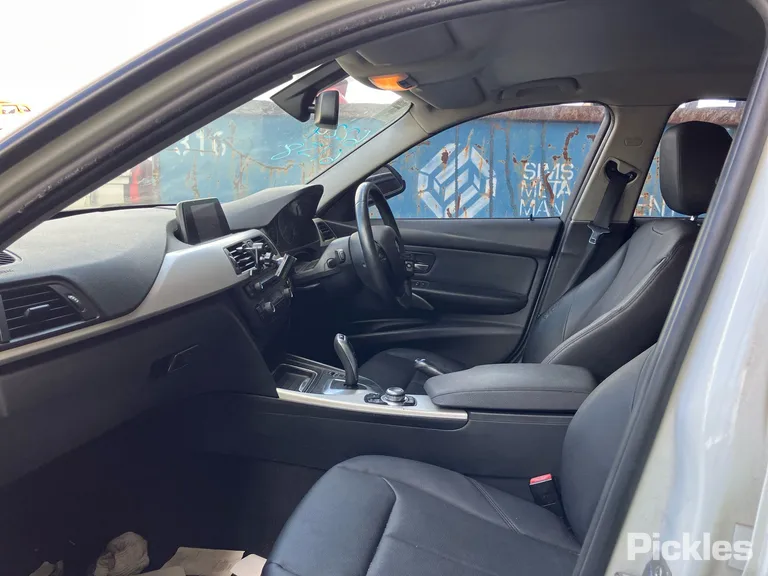 2013 BMW 3 Series Used VIN WBA3A16030NS35340 – dashboard