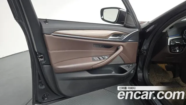 2022 BMW 5 Series (G30) 530e Luxury Sold VIN WBA51AG03NCK83477 – interior seats