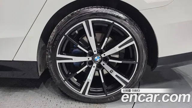 2025 BMW 5 Series (G60) 530i xDrive M Sport Sold VIN WBA51FJ00SCU36009 – photo 22