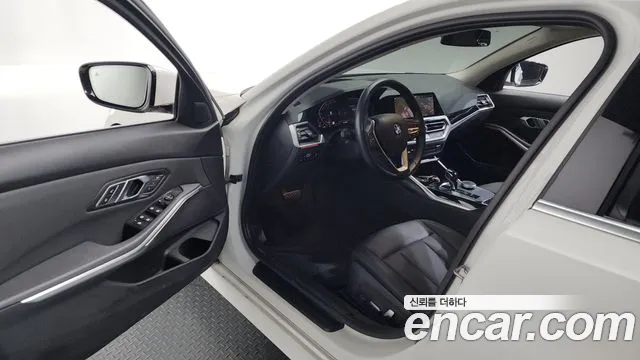 2019 BMW 3 Series (G20) 320d Sold VIN WBA5V510XKAJ58729 – trunk area