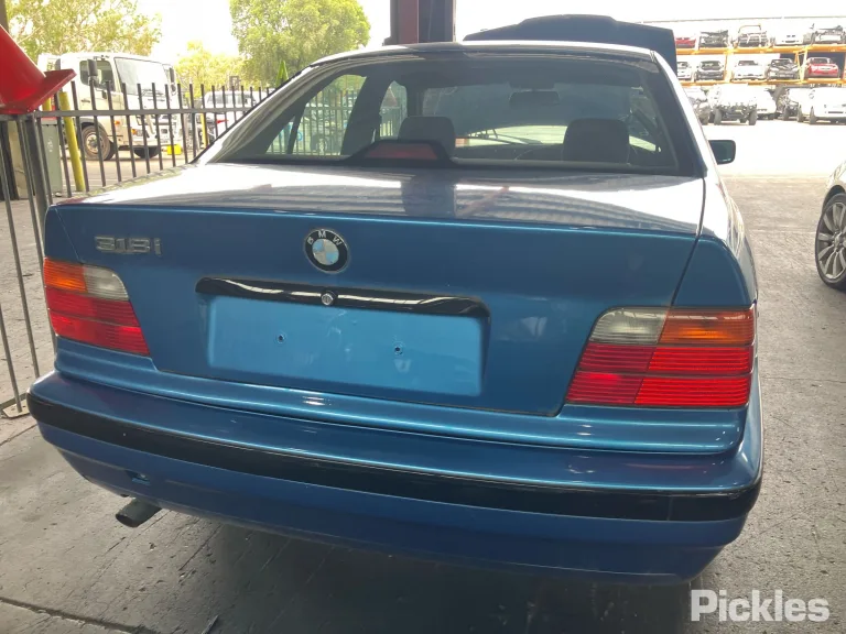 1992 BMW 3 Series Damaged VIN WBACA42050AL28486 – rear exterior