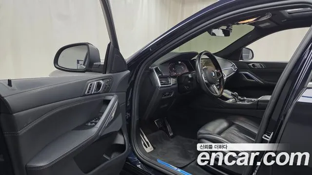 2022 BMW X6 (G06) xDrive40i M Sport Sold VIN WBACY6107N9J68791 – interior seats