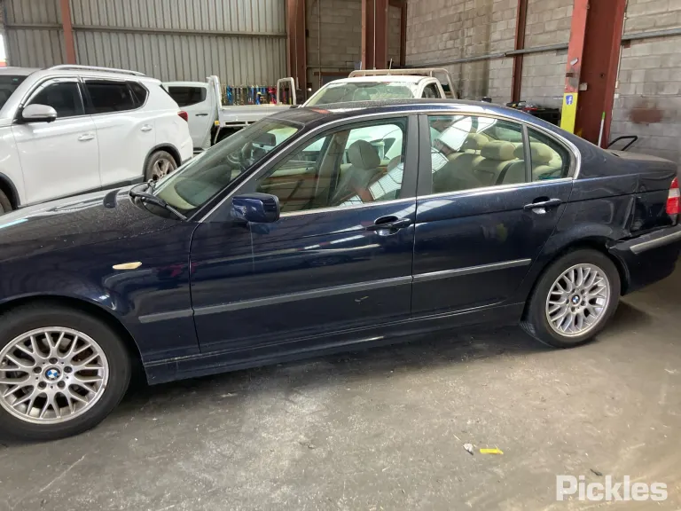 2002 BMW 3 Series Damaged VIN WBAET16010NG38254 – trunk area