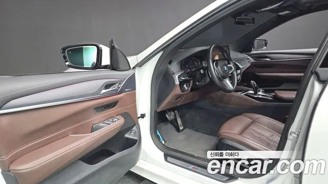 2022 BMW 6 Series GT (G32) 620d xDrive M Sport Sold VIN WBAJY0105NCJ91641 – interior seats