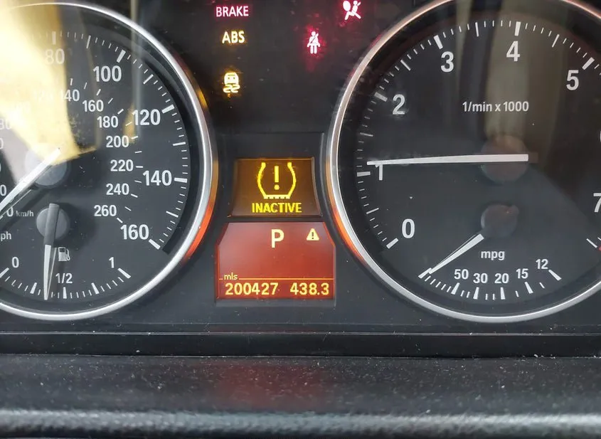 2011 BMW 328i Used VIN WBAUU3C5XBA543090 – exterior detail