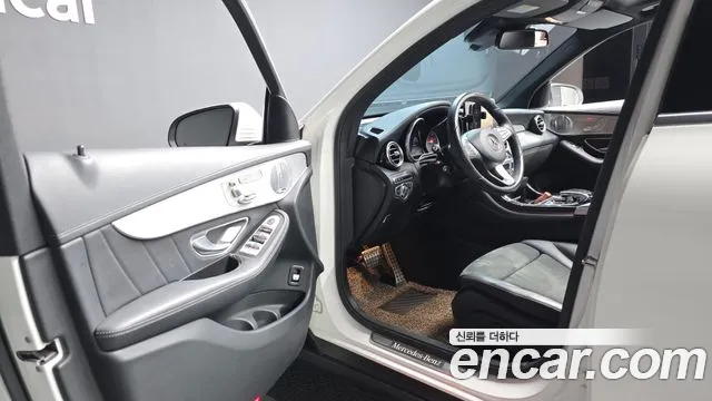 2017 Mercedes-Benz GLC-Class X253 GLC250 d 4MATIC Sold VIN WDC0G0KB1HF213441 – trunk area