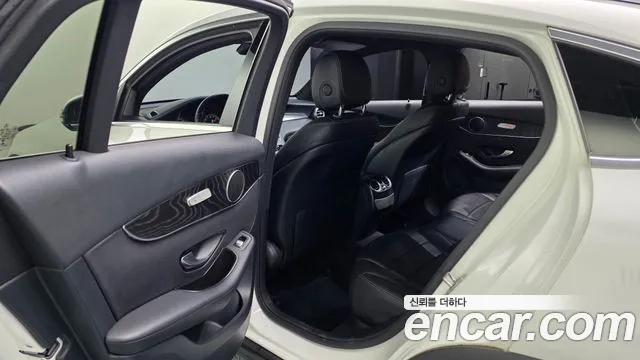 2019 Mercedes-Benz GLC-Class X253 GCL300 4MATIC Coupe Sold VIN WDC0J4KB0KF514606 – interior seats