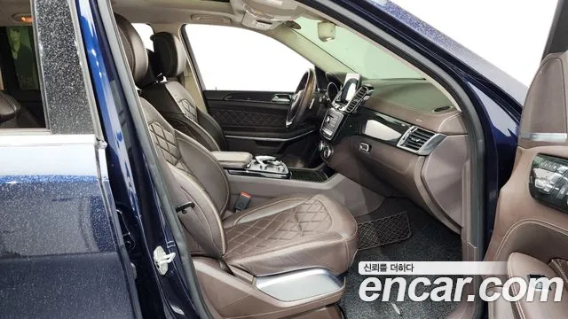 2017 Mercedes-Benz GLS-Class X166 GLS500 4MATIC Sold VIN WDCDF7DE4HA833993 – interior seats