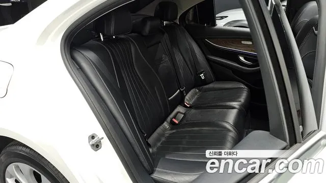 2018 Mercedes-Benz E-Class W213 E220d 4MATIC Exclusive Sold VIN WDDZF0FB3JA476257 – trunk area