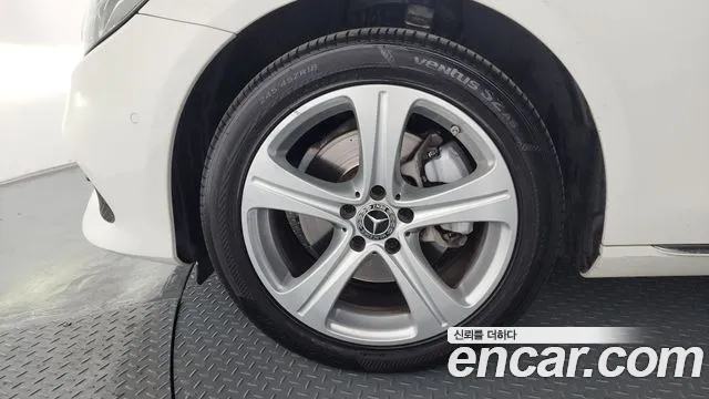 2018 Mercedes-Benz E-Class W213 E220d 4MATIC Avantgarde Sold VIN WDDZF0FBXJA474845 – exterior detail