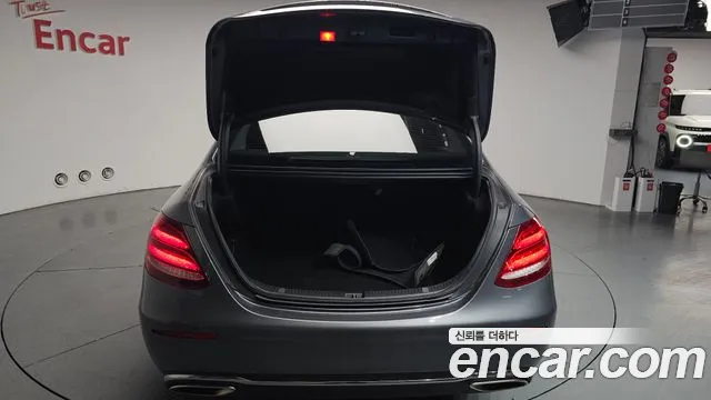 2018 Mercedes-Benz E-Class W213 E200 Avantgarde Sold VIN WDDZF4CB2JA425442 – exterior detail 2018 Mercedes-Benz E-Class W213 E200 Avantgarde Sold VIN WDDZF4CB2JA425442 – exterior detail