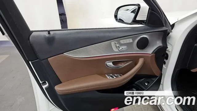 2019 Mercedes-Benz E-Class W213 E300 Avantgarde Sold VIN WDDZF4JB1KA535287 – trunk area