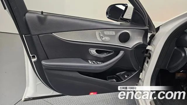 2019 Mercedes-Benz E-Class W213 E300 Avantgarde Sold VIN WDDZF4JB4KA546302 – trunk area