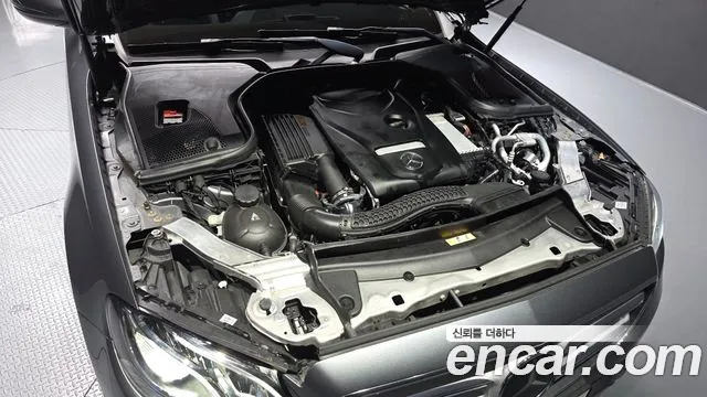 2019 Mercedes-Benz E-Class W213 E300 Avantgarde Sold VIN WDDZF4JB7KA696405 – trunk area