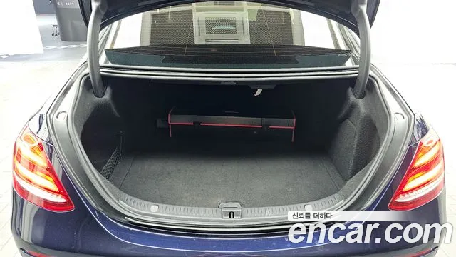 2019 Mercedes-Benz E-Class W213 E300 Avantgarde Sold VIN WDDZF4JB9KA555495 – trunk area 2019 Mercedes-Benz E-Class W213 E300 Avantgarde Sold VIN WDDZF4JB9KA555495 – trunk area