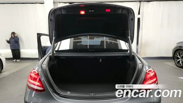 2018 Mercedes-Benz E-Class W213 E400 4MATIC Exclusive Sold VIN WDDZF6GB1JA392391 – rear exterior