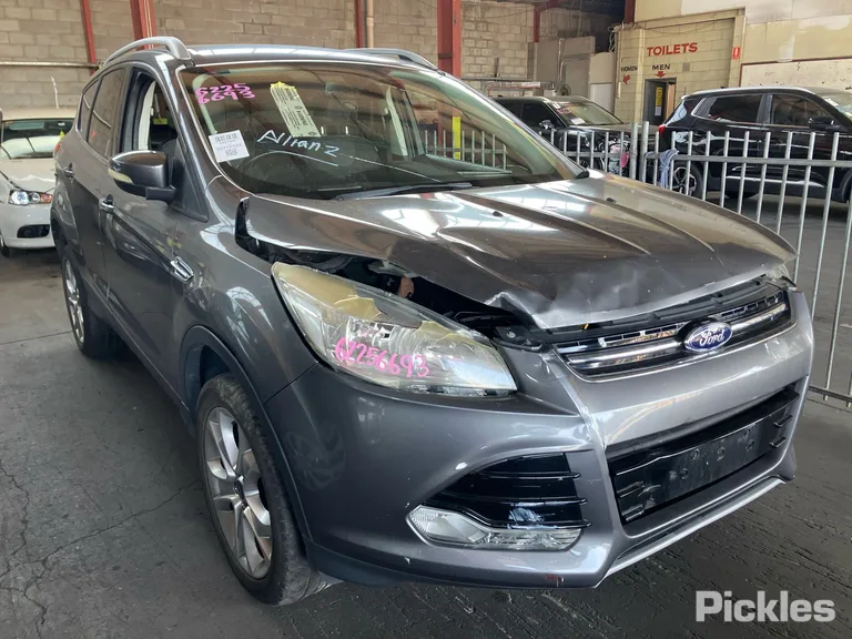 2013 Ford Kuga Used VIN WF0AXXWPMADR83063 – trunk area