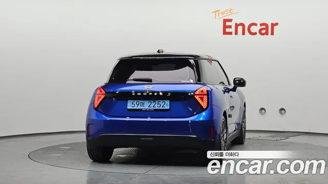 2024 Mini Cooper Electric 4th Gen SE Favoured Sold VIN WMW21GC02RTA25858 – photo 18