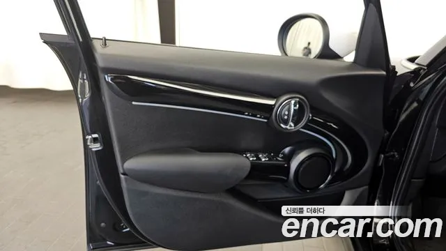 2024 Mini Cooper 5Door Classic Sold VIN WMW41DK00R2U59031 – exterior detail 2024 Mini Cooper 5Door Classic Sold VIN WMW41DK00R2U59031 – exterior detail