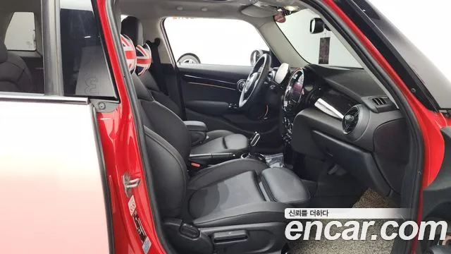 2022 Mini Cooper 5-Door Classic Plus Sold VIN WMW41DK01N2R65543 – front exterior