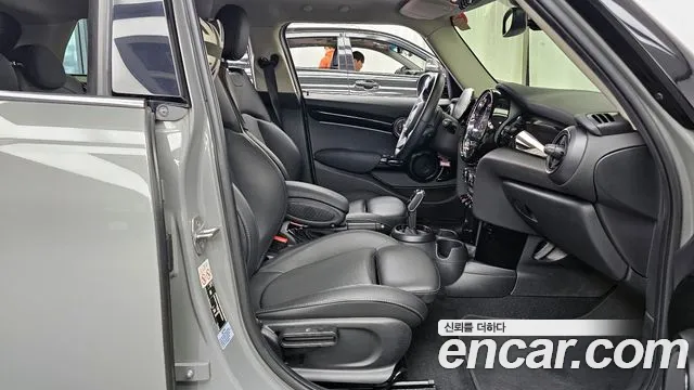 2022 Mini Cooper 5-Door Classic Plus Sold VIN WMW41DK09N2R76063 – trunk area