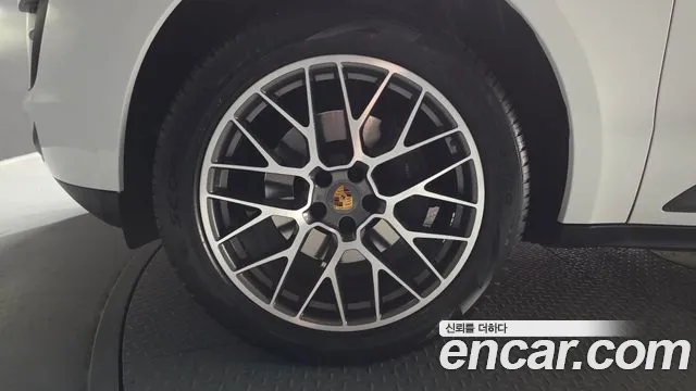 2018 Porsche Macan 2.0 Sold VIN WP1AA2954JLB22533 – engine bay