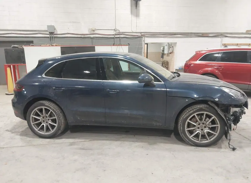 2015 PORSCHE Macan Used VIN WP1AB2A54FLB58092 – trunk area