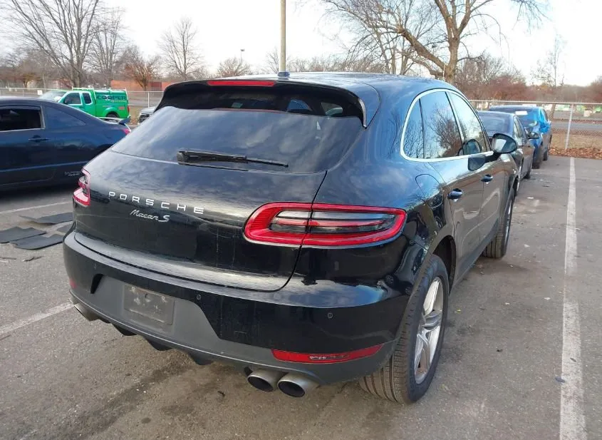 2018 PORSCHE Macan Used VIN WP1AB2A59JLB32225 – trunk area