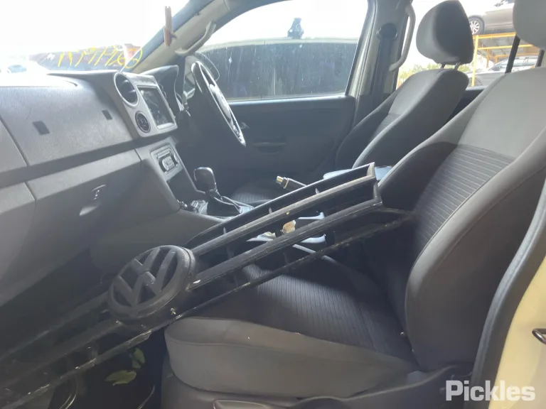2012 Volkswagen Amarok Damaged VIN WV1ZZZ2HZCA055642 – interior seats