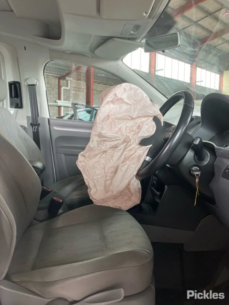 2010 Volkswagen Caddy Damaged VIN WV1ZZZ2KZAX122482 – rear exterior 2010 Volkswagen Caddy Damaged VIN WV1ZZZ2KZAX122482 – rear exterior