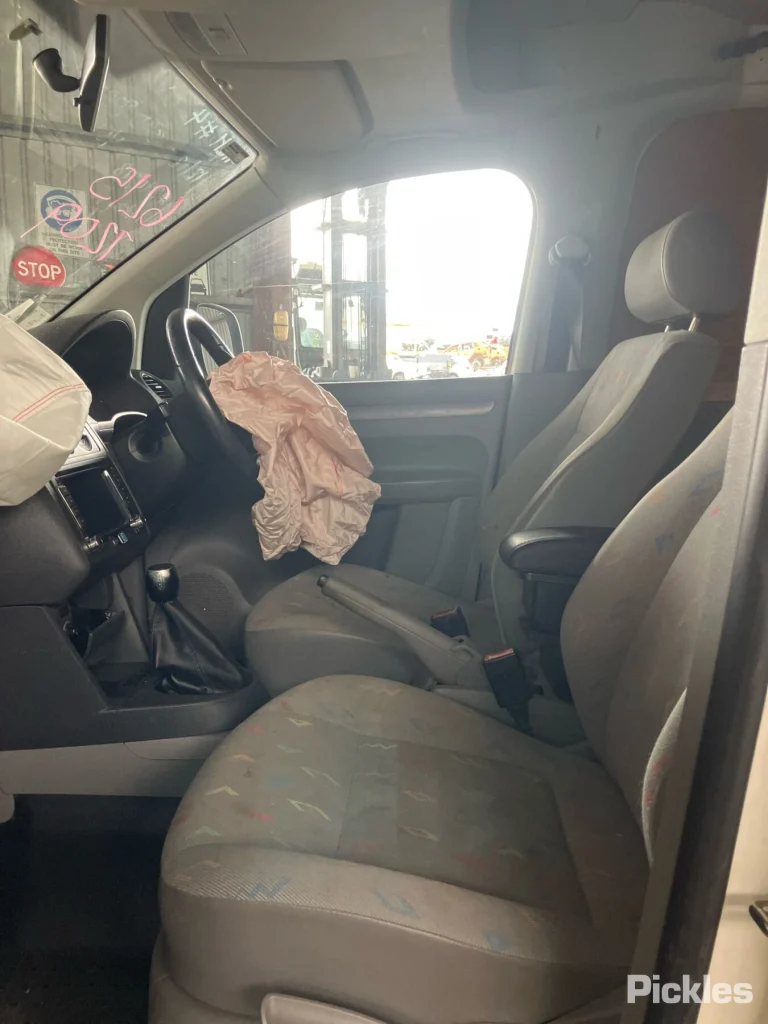 2010 Volkswagen Caddy Damaged VIN WV1ZZZ2KZAX122482 – photo 13 2010 Volkswagen Caddy Damaged VIN WV1ZZZ2KZAX122482 – photo 13