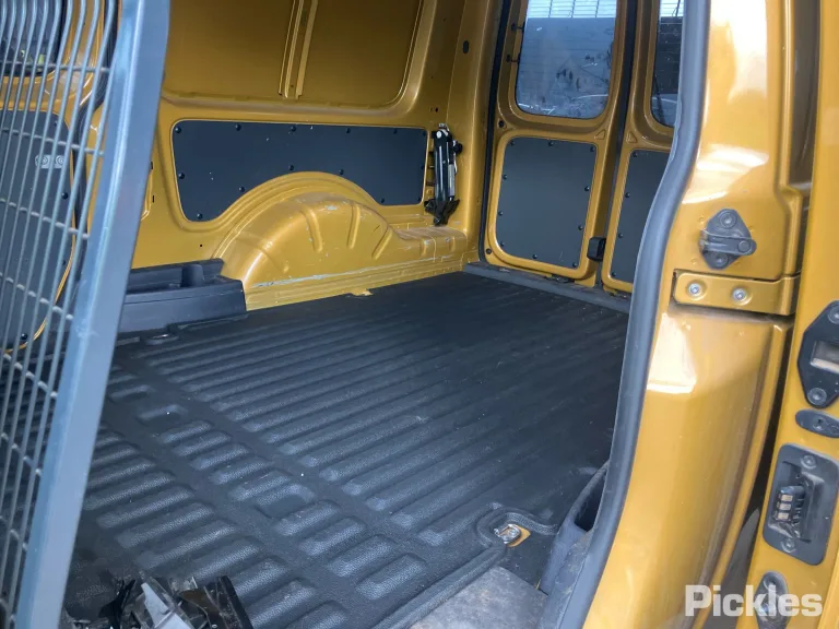 2019 Volkswagen Caddy Damaged VIN WV1ZZZ2KZKX123693 – trunk area 2019 Volkswagen Caddy Damaged VIN WV1ZZZ2KZKX123693 – trunk area