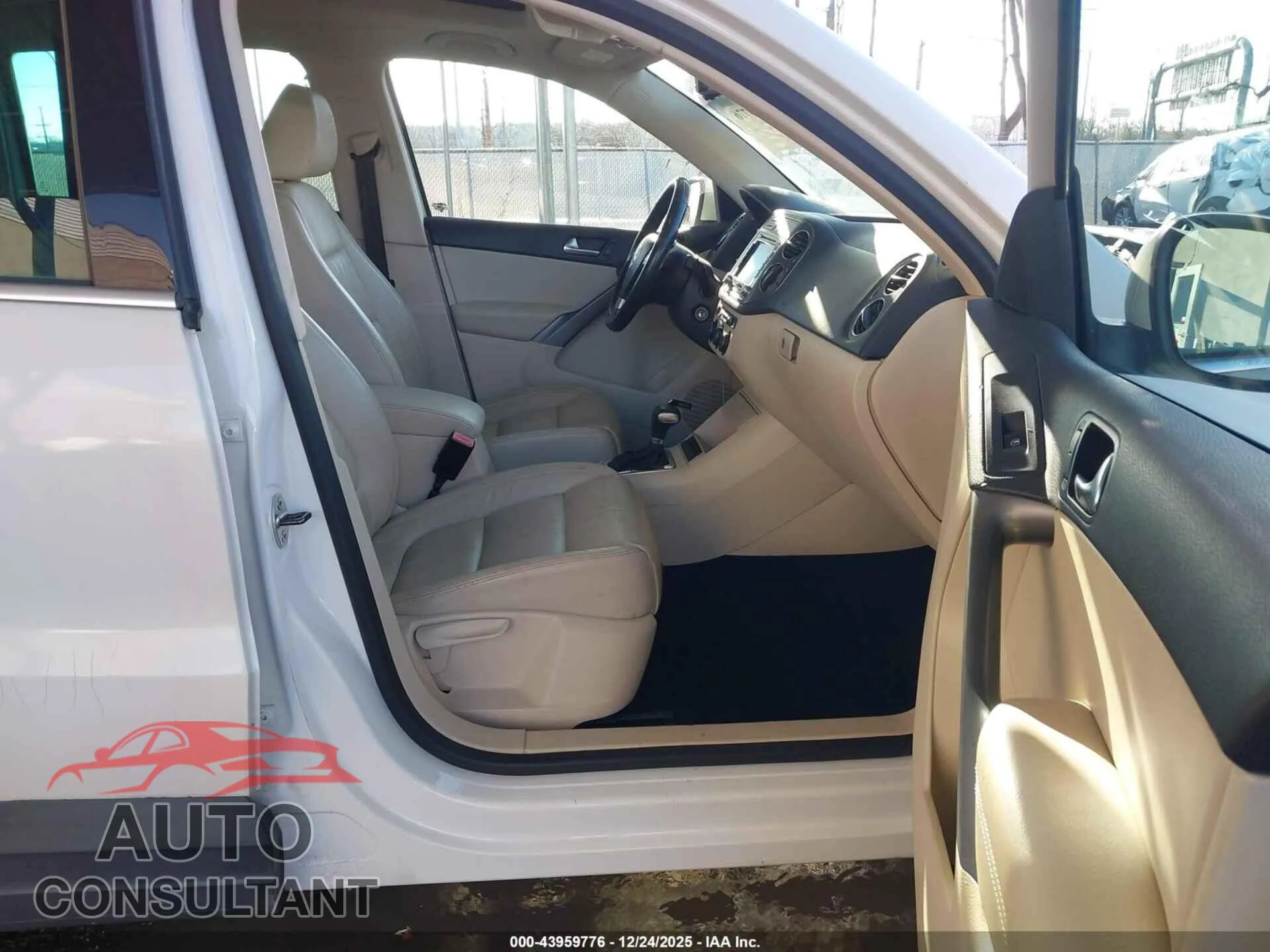 2009 VOLKSWAGEN TIGUAN Damaged VIN WVGBV75N79W530852 – interior seats