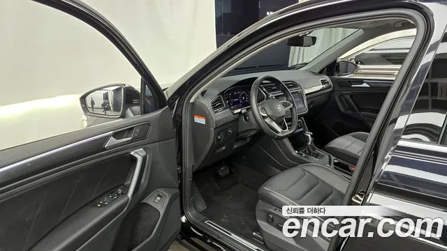 2023 Volkswagen Tiguan 2nd Gen 2.0 TDI Prestige Sold VIN WVGZZZ5N7PW018147 – trunk area 2023 Volkswagen Tiguan 2nd Gen 2.0 TDI Prestige Sold VIN WVGZZZ5N7PW018147 – trunk area