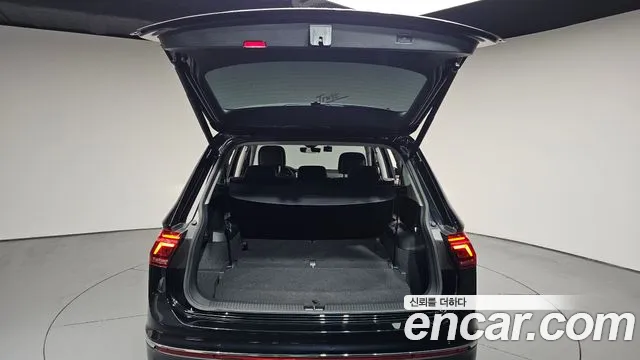 2023 Volkswagen Tiguan Allspace 2.0 TSI Prestige Sold VIN WVGZZZ5NXPM075146 – interior seats 2023 Volkswagen Tiguan Allspace 2.0 TSI Prestige Sold VIN WVGZZZ5NXPM075146 – interior seats