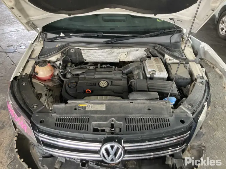 2014 Volkswagen Tiguan Damaged VIN WVGZZZ5NZEW019213 – dashboard