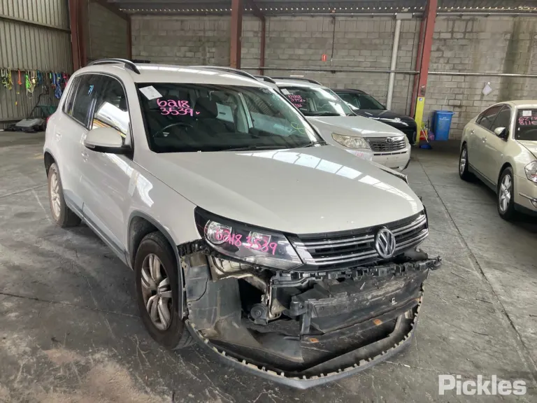 2014 Volkswagen Tiguan Damaged VIN WVGZZZ5NZEW019213 – engine bay