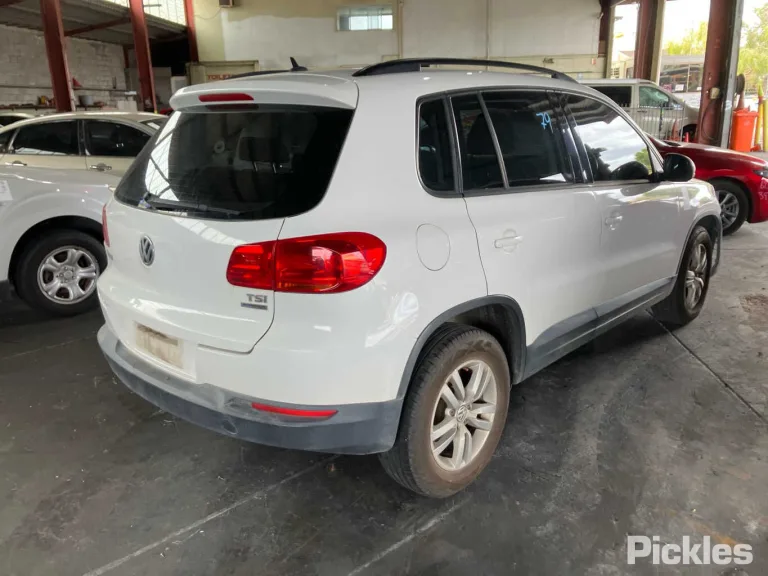 2014 Volkswagen Tiguan Damaged VIN WVGZZZ5NZEW019213 – trunk area