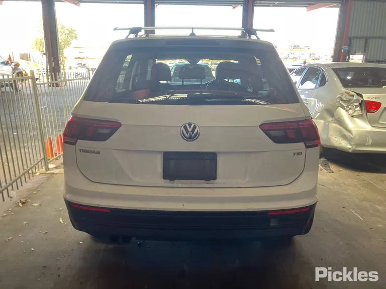 2017 Volkswagen Tiguan Used VIN WVGZZZ5NZHW809682 – photo 18